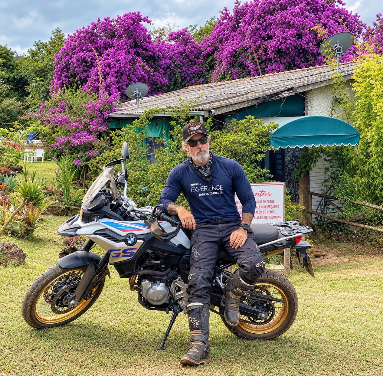 Marcelo Diogo, sentado em uma motocicleta BMW GS